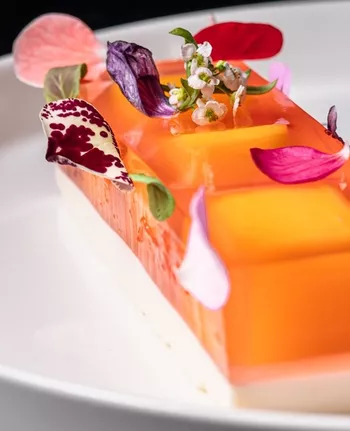 Манго в желе из рамбутана и мангостина на рисовом пудинге