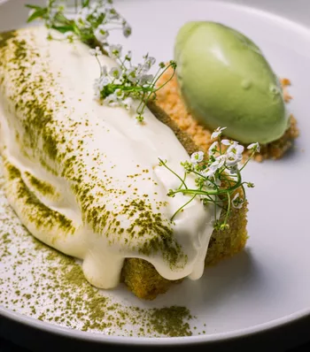 Кекс матча с кремом юдзу и мороженым из зеленого чая и сливок