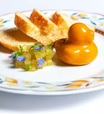 Паштет из птицы с подмаринованным яблоком и бриошью