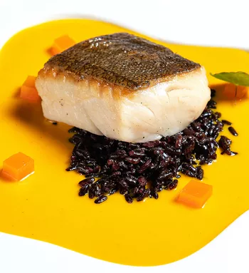 Угольная рыба с рисом неро и соусом из краба