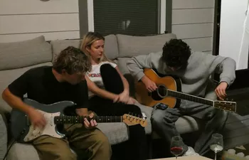 Эппл с группой