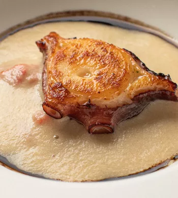 Осьминог с соусом из маринованных перцев и анчоусов