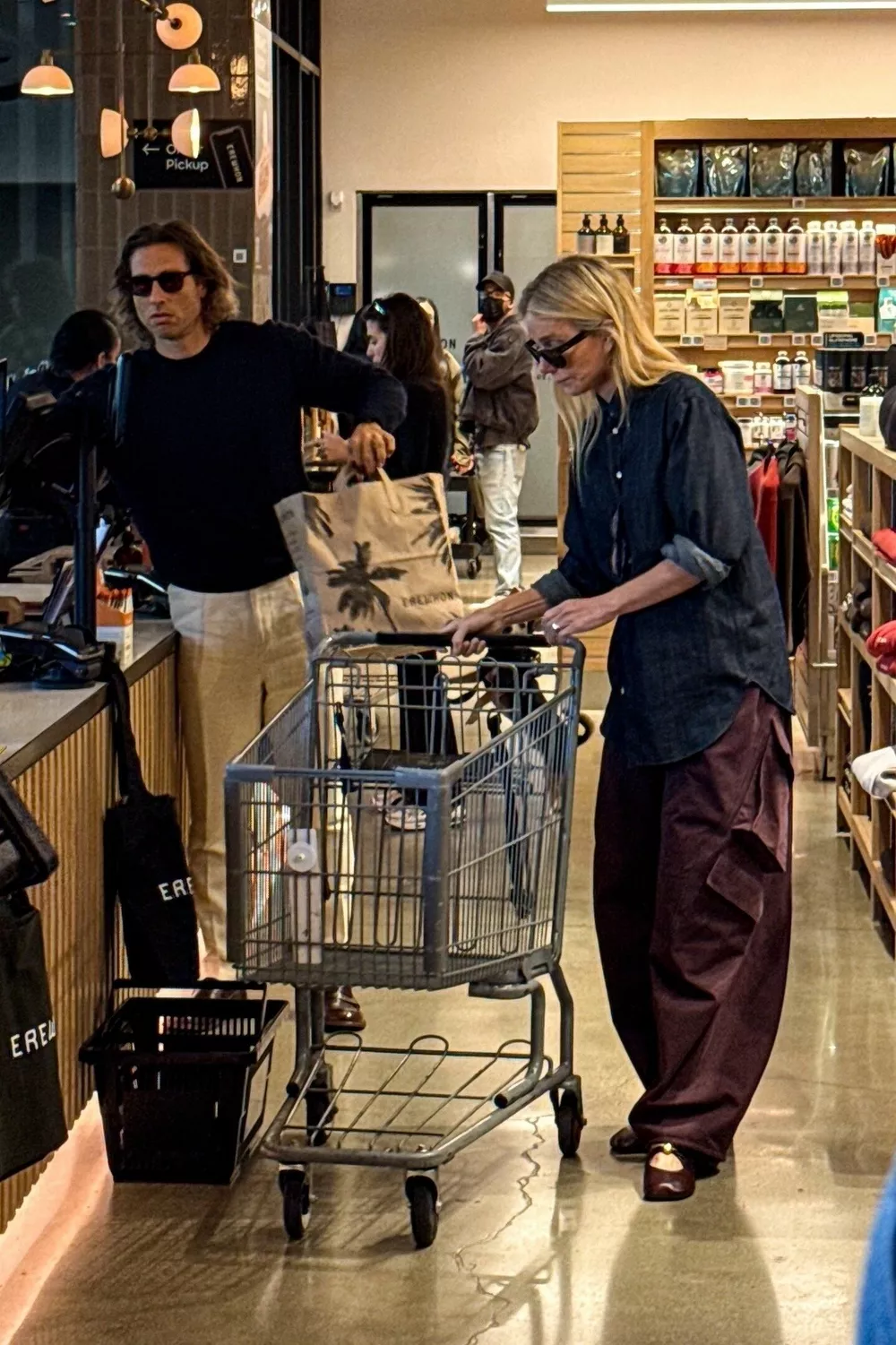 Гвинет Пэлтроу с мужем на шопинге
