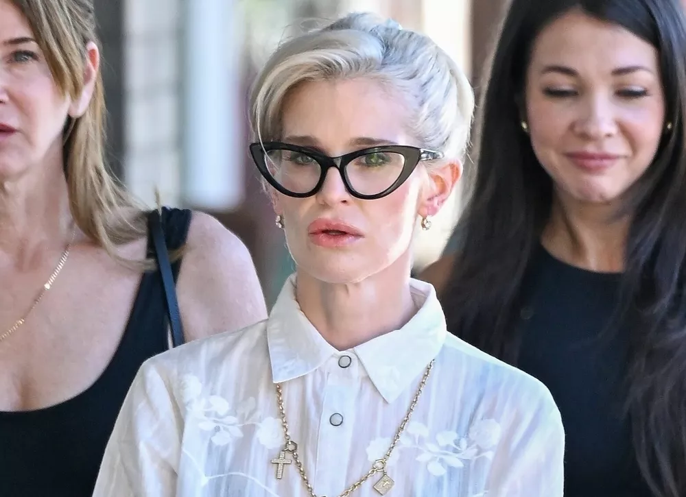 Келли Осборн гуляет по Лос-Анджелесу с маленьким сыном