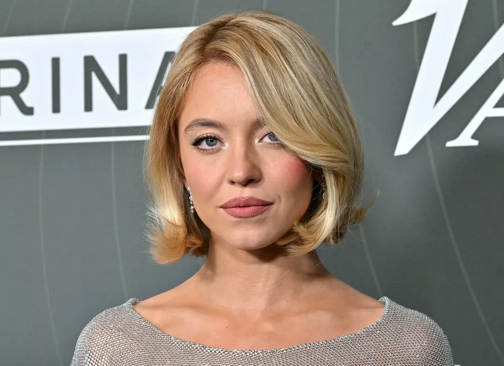 Образ дня: Сидни Суини в гламурном полупрозрачном наряде