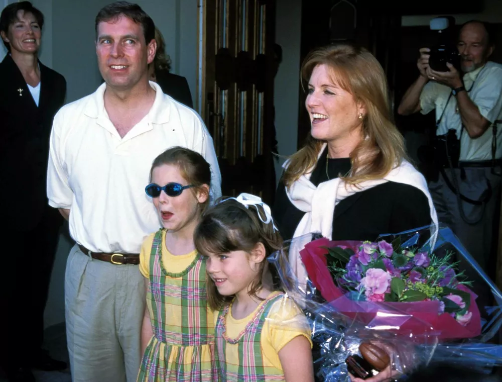 Эндрю и Сара с дочками