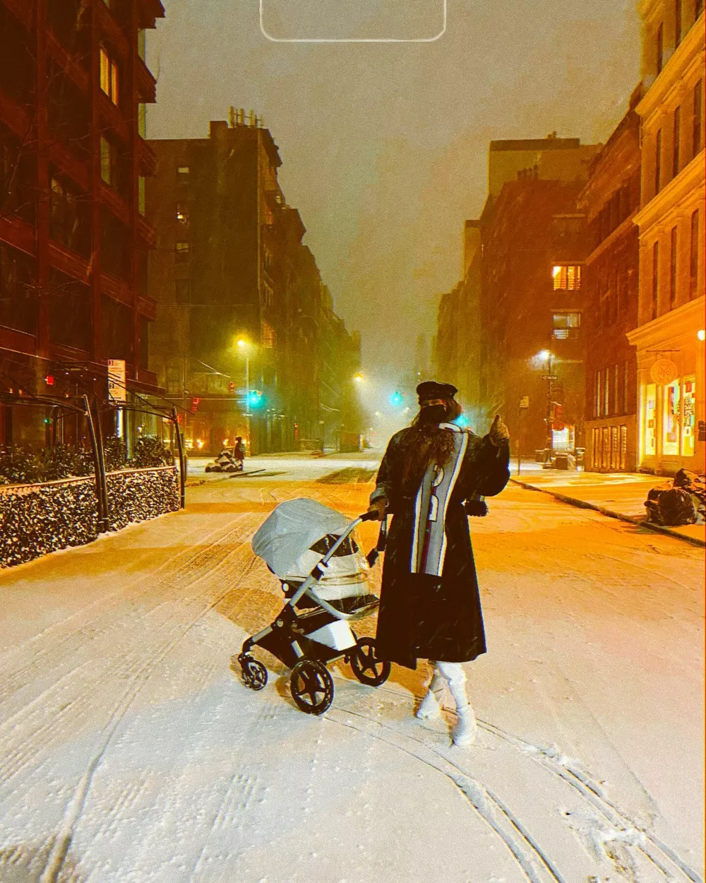 Джиджи Хадид зимой 2020 года с маленькой дочкой.
