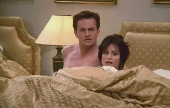 Сцена из сериала Друзья с Кортни Кокс и Мэттью Перри