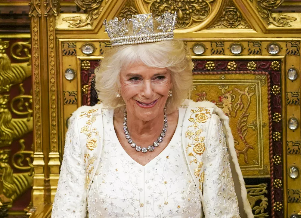 Королева Камилла появилась в диадеме с 1333 бриллиантами, которую носила королева Елизавета 