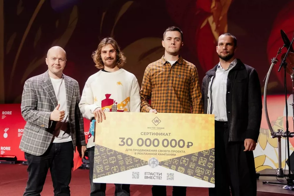 Алексей Митрюшин вручает сервису Yandex Go сертификат