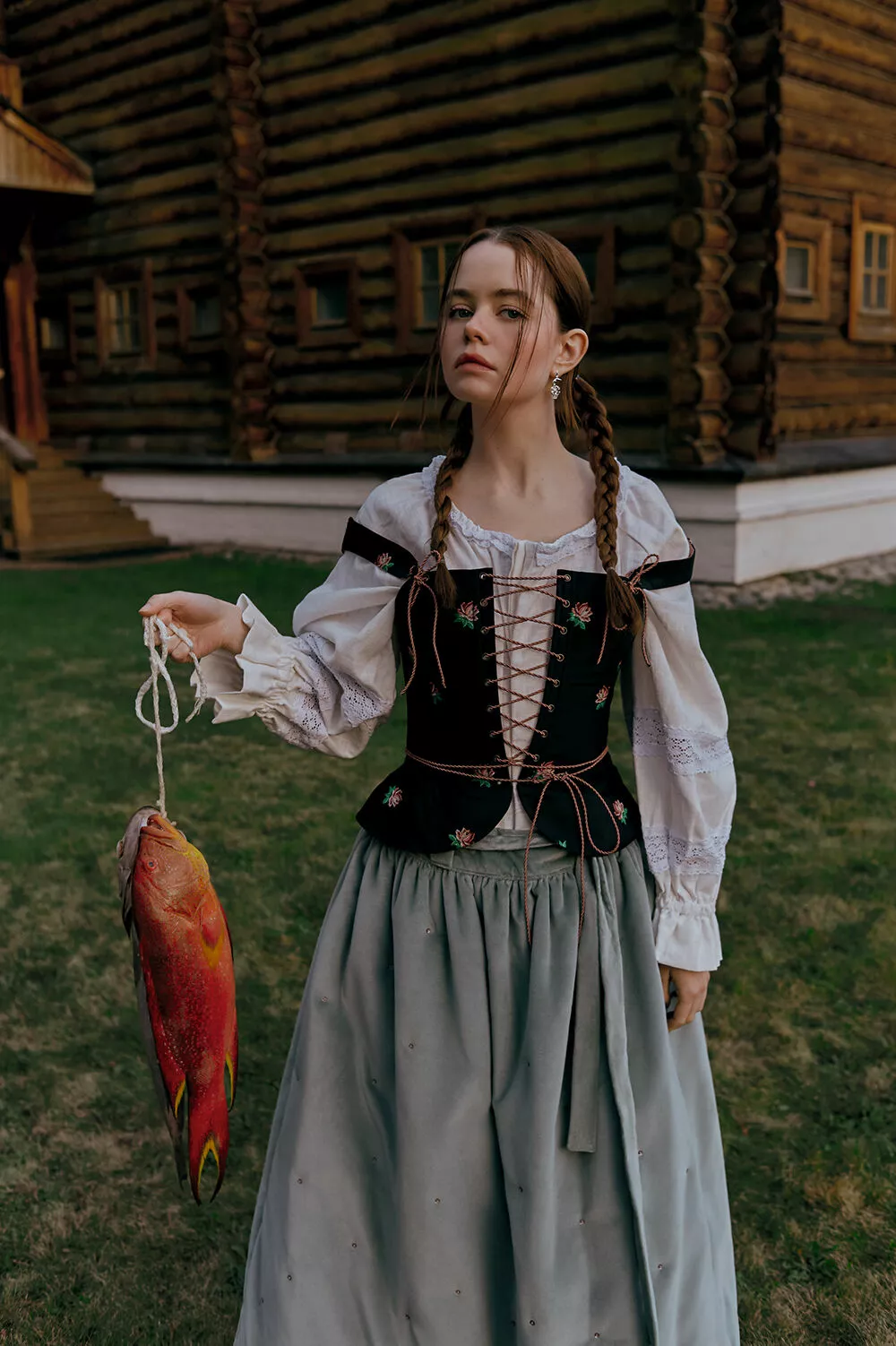 Рубашка, Country Textile; корсет, юбка, LES’ by Lesia Paramonova; серьги, Roman Nikonov