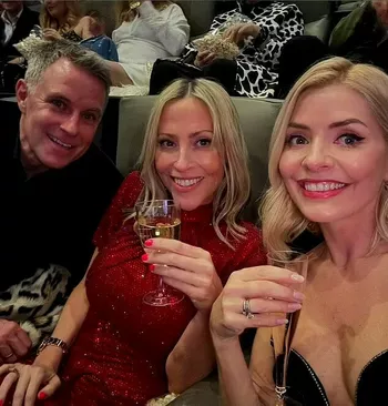 Николь с мужем и подругой