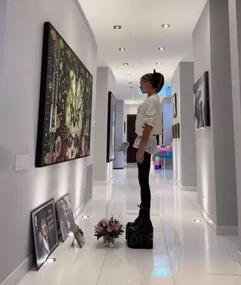 Кадр из видео Кейт Бекинсейл