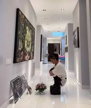 Кадр из видео Кейт Бекинсейл