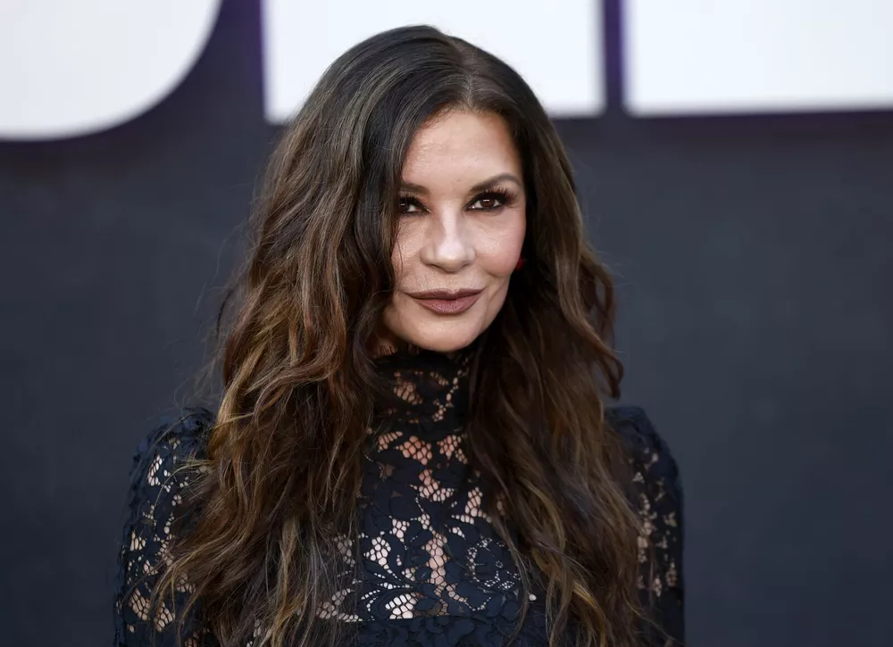 56-летняя Кэтрин Зета-Джонс появилась на публике в маленьком черном платье