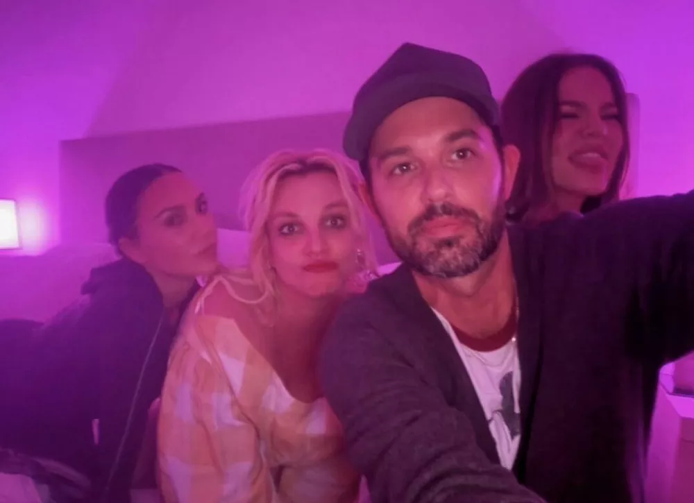 Бритни Спирс повеселилась на пижамной вечеринке с сестрами Кардашьян