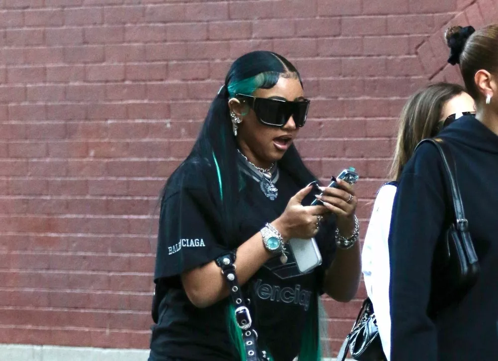 Дочь Канье Уэста и Ким Кардашьян гуляет по Нью-Йорку в обуви за 5 тысяч долларов