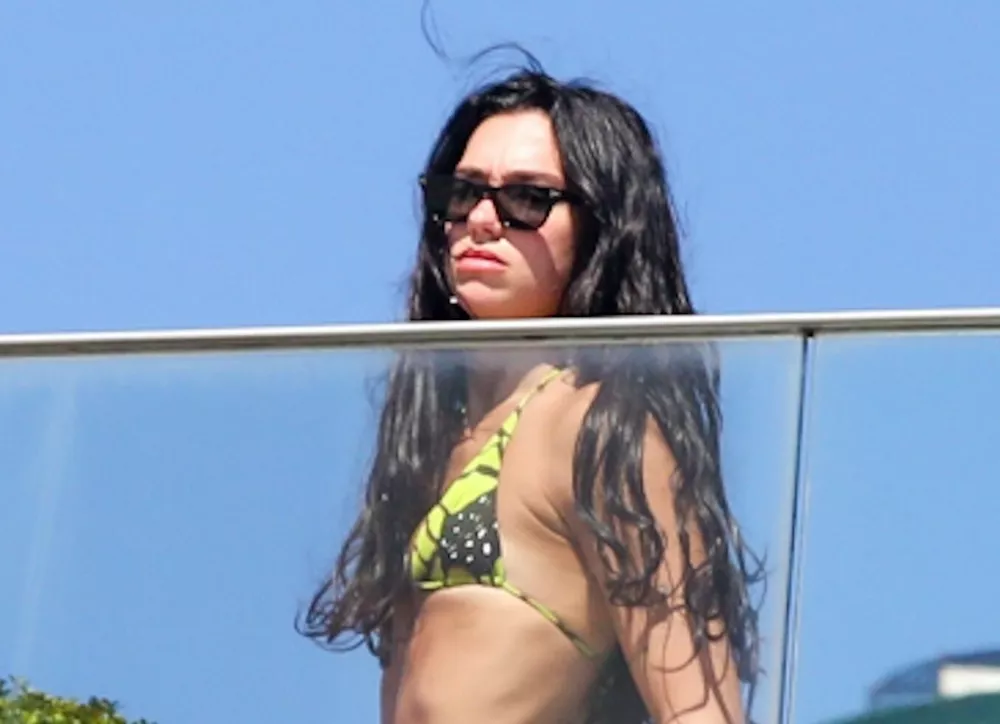 Дуа Липа демонстрирует идеальную фигуру в желтом бикини