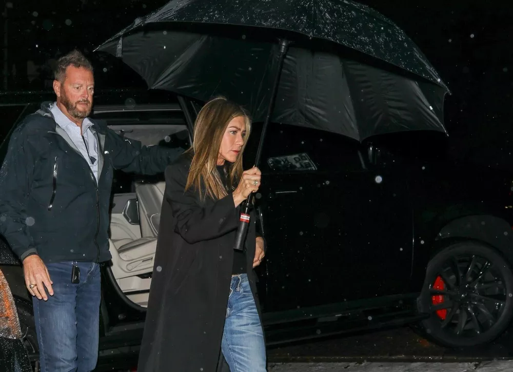 Дженнифер Энистон и Джим Кертис отправились на двойное свидание под дождем