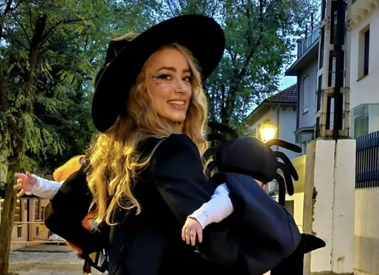 Эмбер Херд впервые представила публике своих полугодовалых близнецов