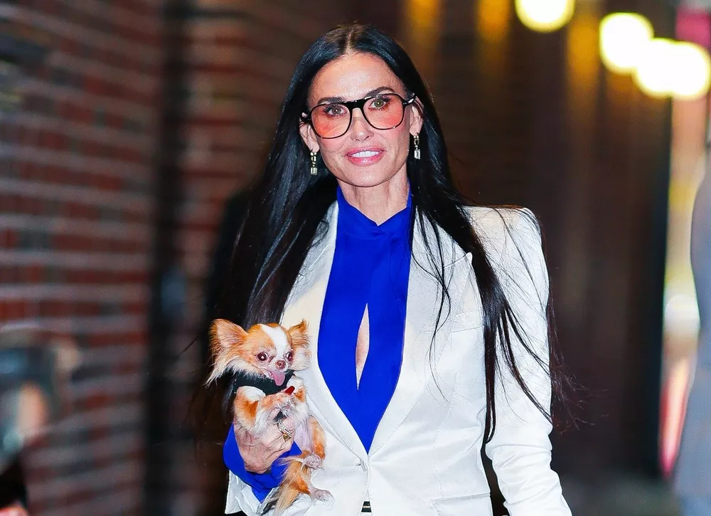 Фото дня: Деми Мур появилась на публике со щенком