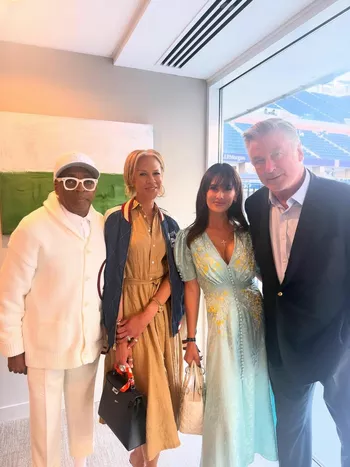 Хилария и Алек справа