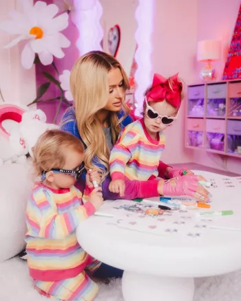 Пэрис с детьми