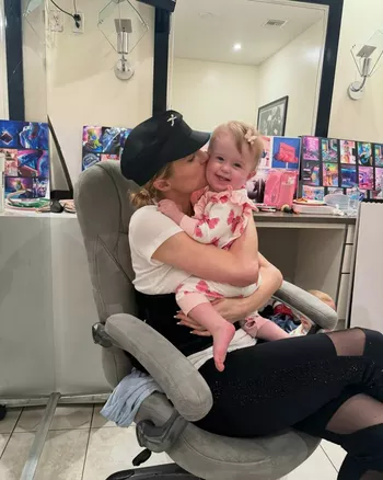 Пэрис с дочкой