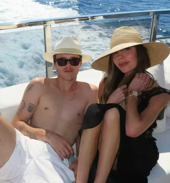 Круз Бекхэм с матерью Викторией