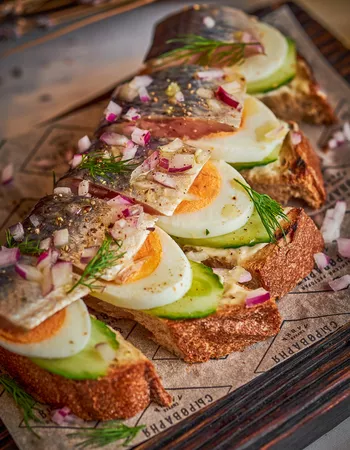 Брускетта с сельдью и яйцом