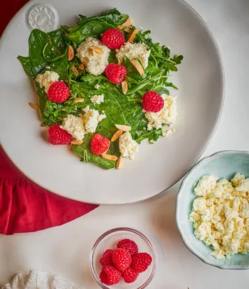 Салат с рикоттой и малиной