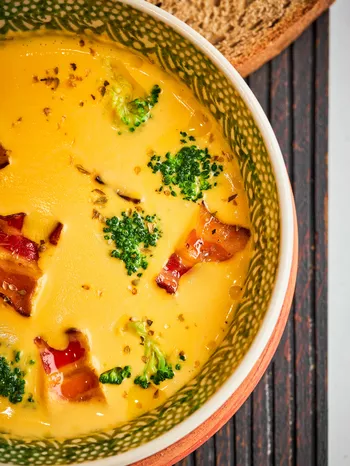 Сырный суп с беконом и брокколи