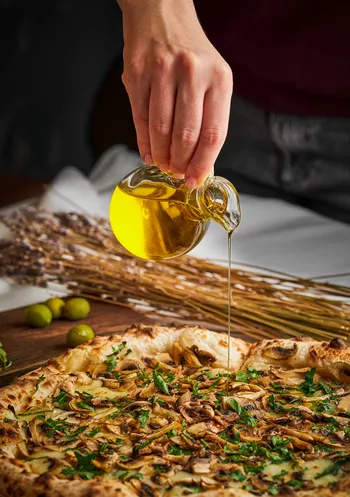 Пицца с грибами и трюфельным маслом