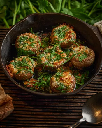 Шампиньоны с чесноком и петрушкой