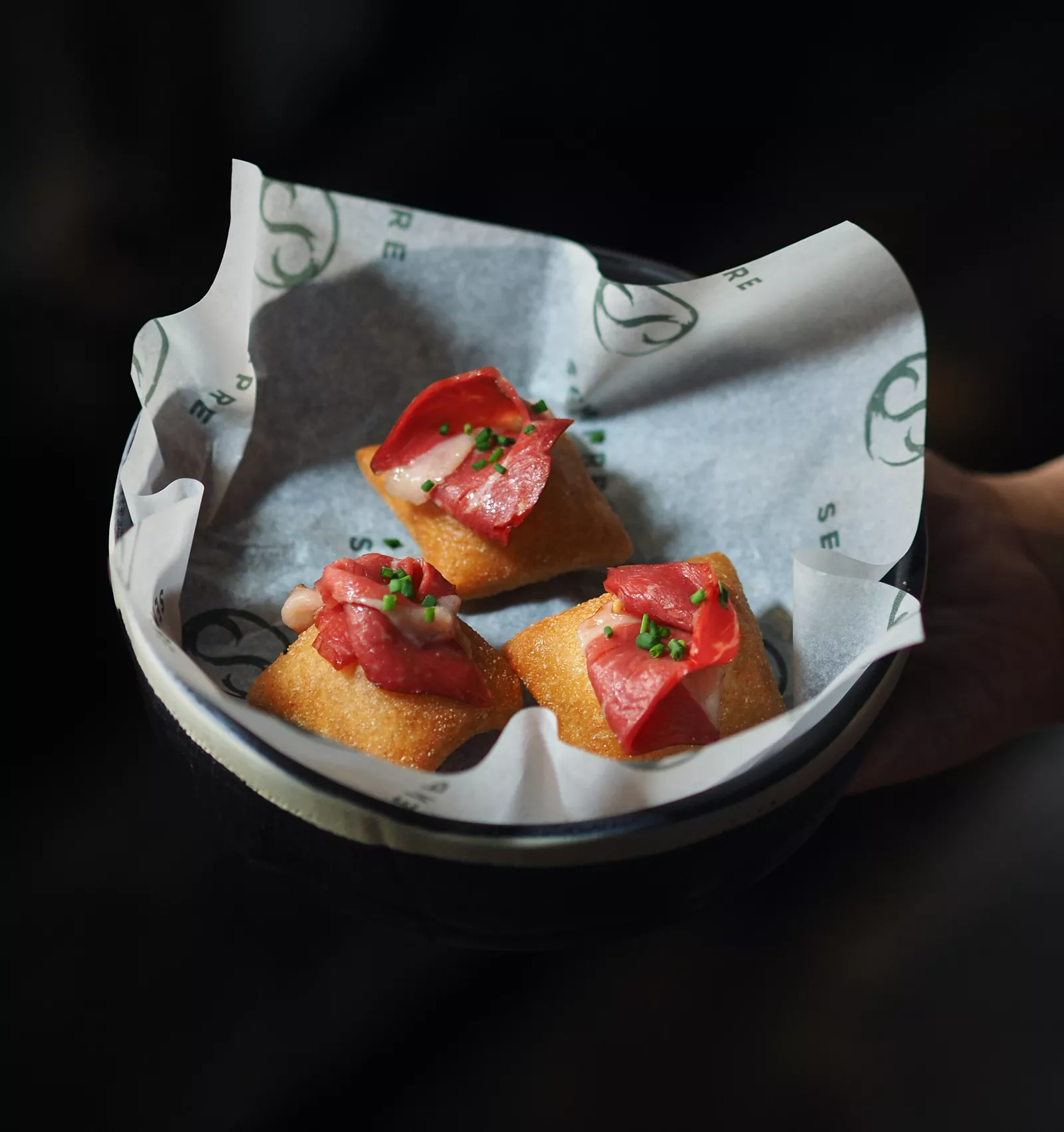 Тапас с муссом из пармезана, вяленой уткой и тхиной