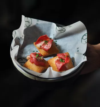 Тапас с муссом из пармезана, вяленой уткой и тхиной