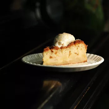 Шарлотка с пломбиром по рецепту бабушки