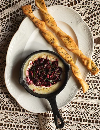 Запеченный камамбер с вишней