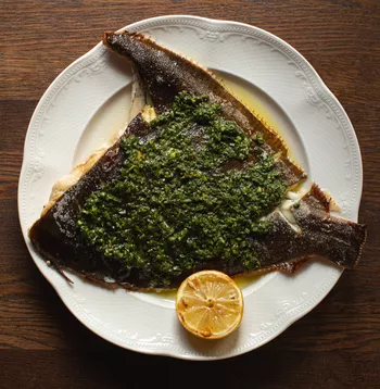 Камбала с зеленой сальсой