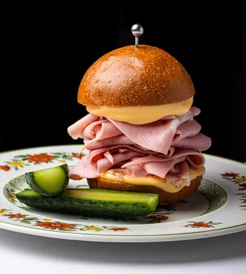 Бриошь с мортаделлой и малосольными огурчиками