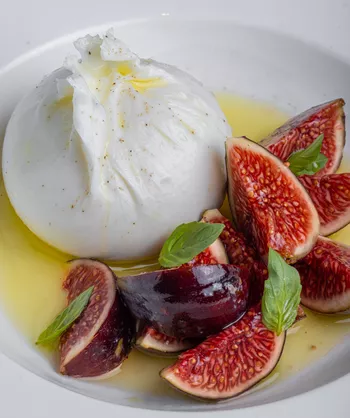 Буррата с инжиром и цитрусовым соусом