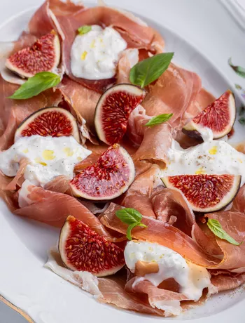 Прошутто Di San Daniele с инжиром и страчателлой