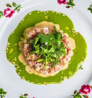 Тартар из тунца соусом из зеленых перцев и из кунжута