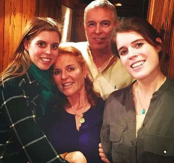 Беатрис с сестрой и родителями