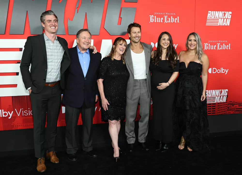 Глен Пауэлл вывел на ковровую дорожку всю семью