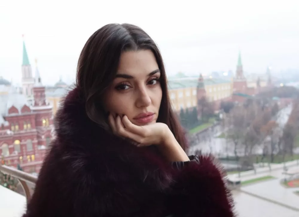 Ханде Эрчел опубликовала фото из Москвы и обратилась к фанатам на русском