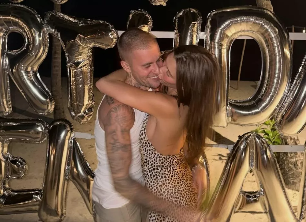 Хейли Бибер страстно поцеловала мужа на дне рождения Кендалл Дженнер