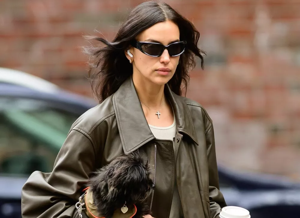 Ирина Шейк выгуливает собаку в центре Нью-Йорка
