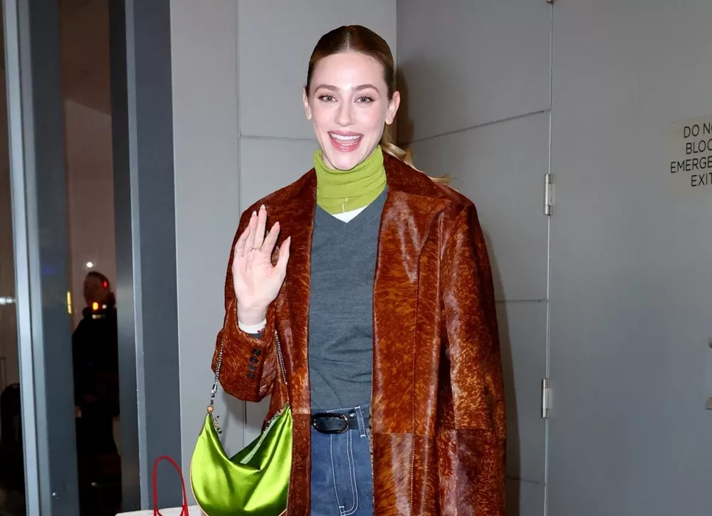 Как интегрировать салатовый в зимний гардероб – показывает Лили Рейнхарт из Ривердэйла