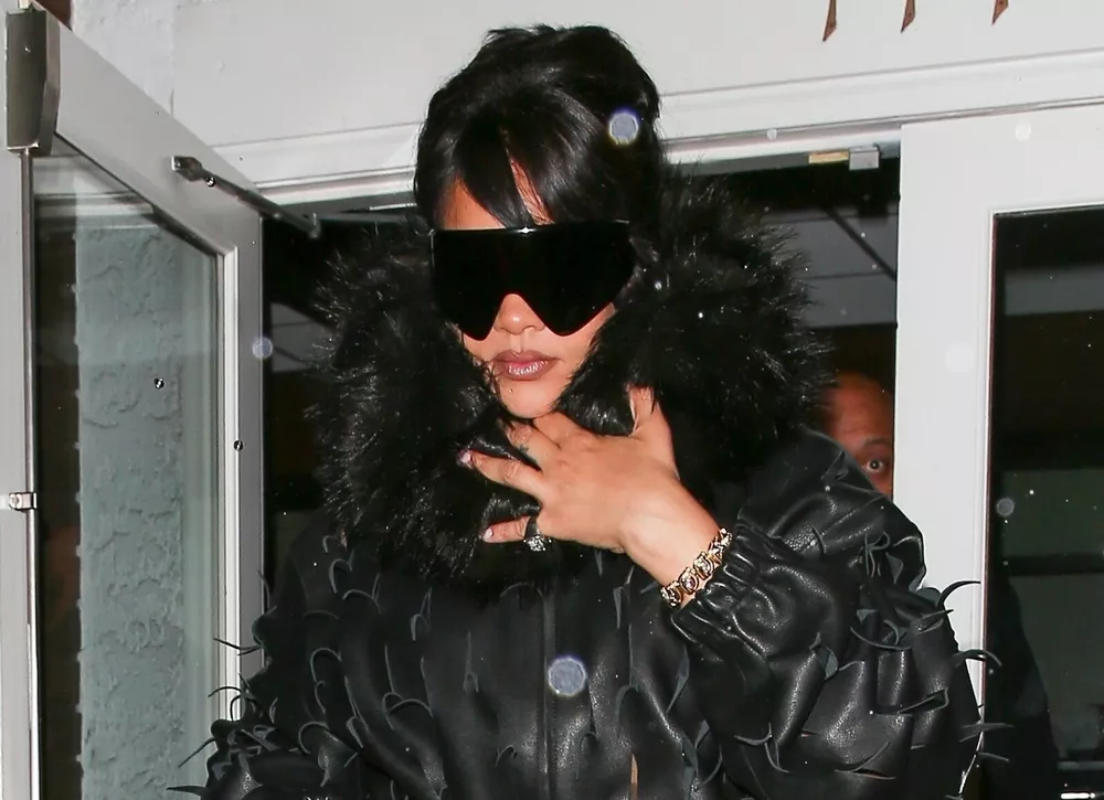 Как оставаться модной в плохую погоду: показывает Рианна